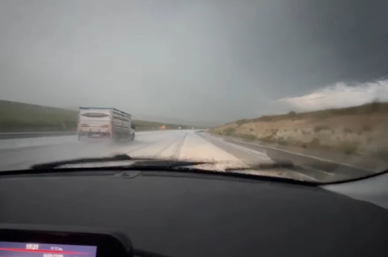 Meteoroloji uyarmıştı: Kars’ta dolu yağışı yolları beyaza bürüdü