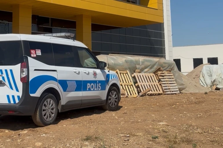 Metrelerce yükseklikten zemine düşen işçi ağır yaralandı