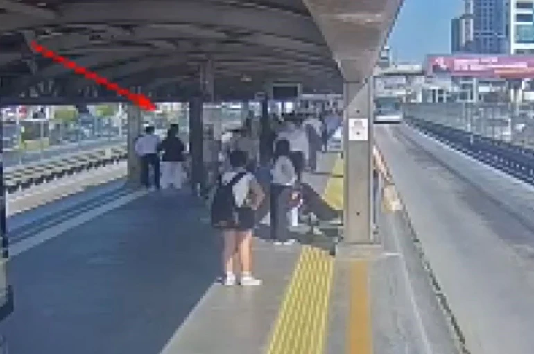 Metrobüs durağında bıçaklı saldırı: 1 ölü