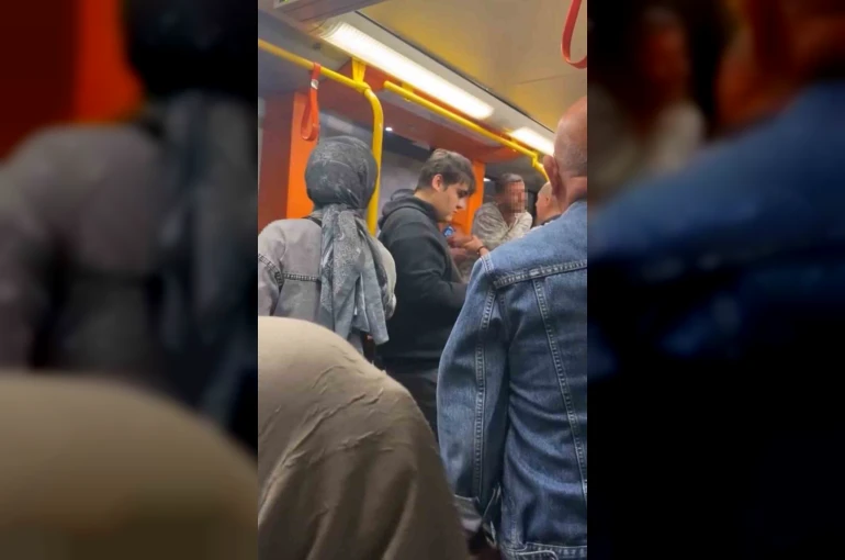 Metroda yaka paça kavga çıktı, güvenlik araya zor girdi