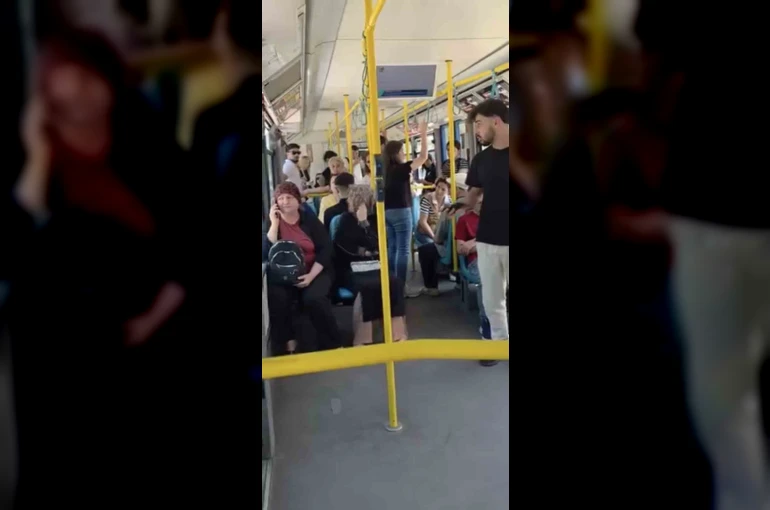 Metro’da yüksek sesle konuşma tartışması