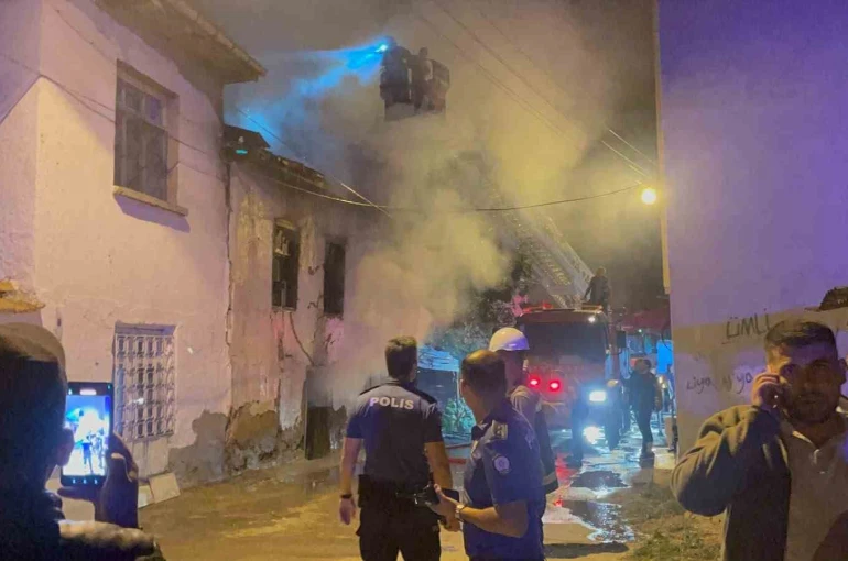 Metruk evde çıkan yangın mahalleliyi sokağa döktü