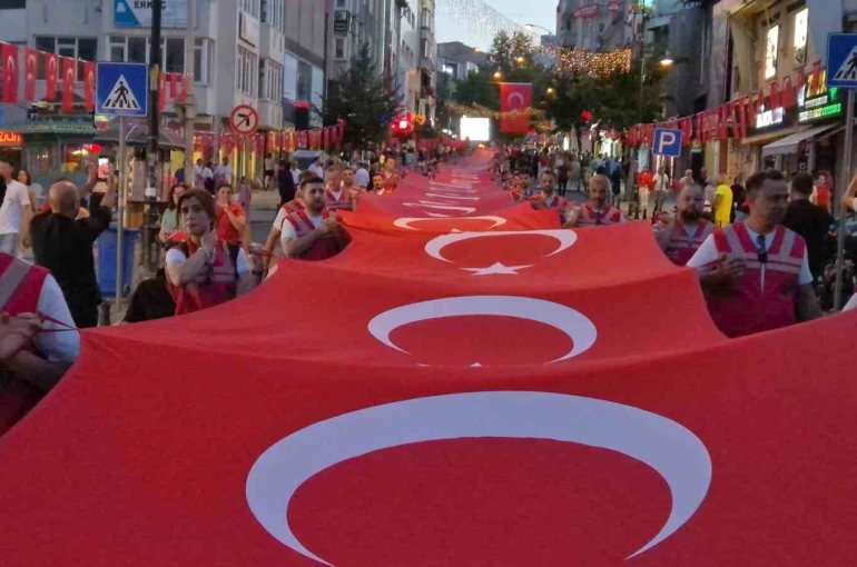 Meydanlar kırmızı beyaza büründü: Tekirdağ’da 15 Temmuz’da yüzlerce kişi tek yürek oldu