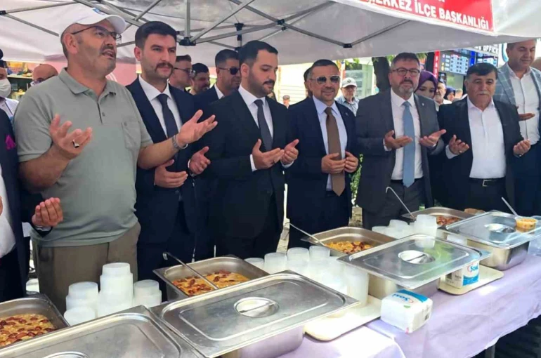 MHP Kütahya İl Başkanlığı’ndan vatandaşlara aşure ikramı