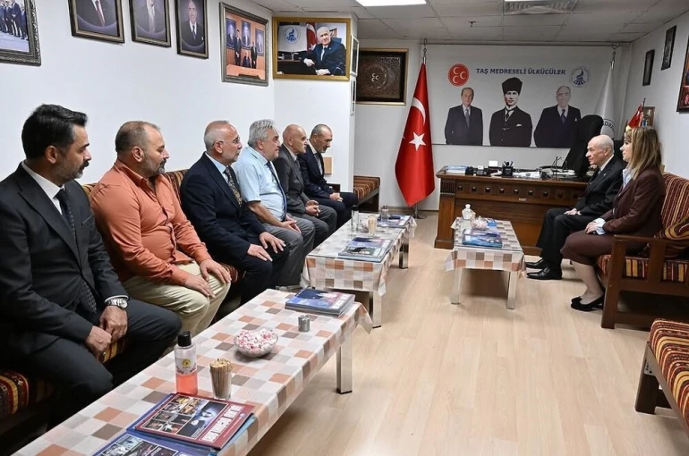 MHP Lideri Bahçeli, Taş Medreseli ülkücüleri ziyaret etti