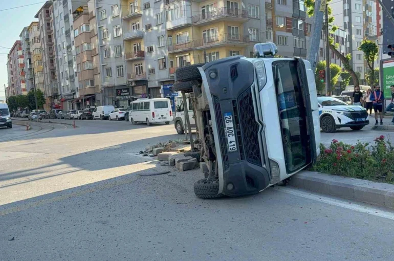 Midibüsün çarptığı servis aracı yan yattı