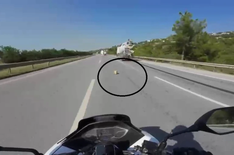 Mikserden düşen malzeme motosiklet sürücüsünü ölümle burun buruna getirdi