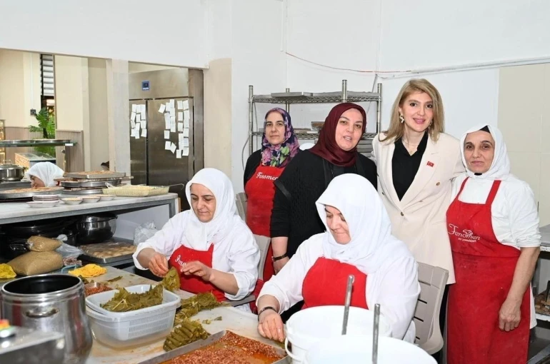 Milletvekili Ölmeztoprak esnafla buluştu, hanelere misafir oldu