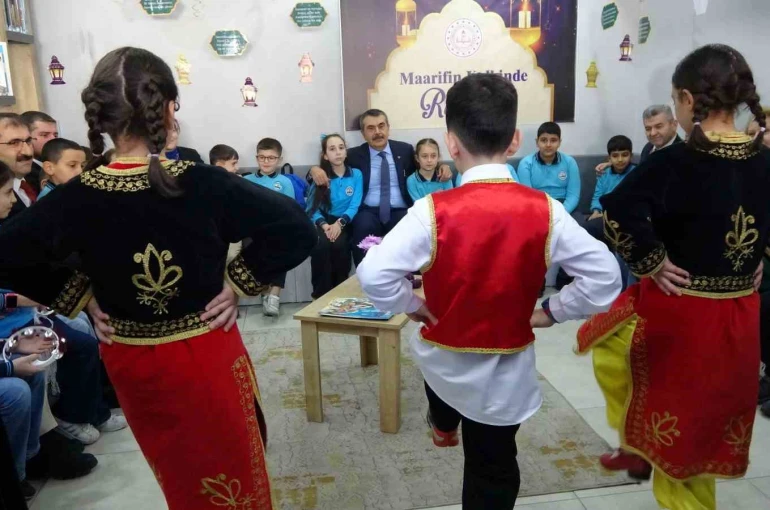 Milli Eğitim Bakanı Tekin, Artvin’de öğrencilerle bir araya geldi