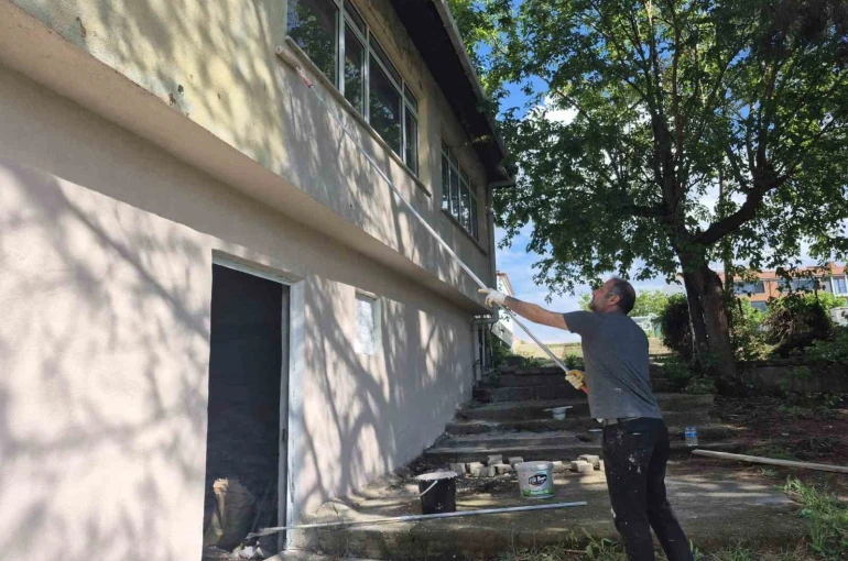 Milli Eğitim Şube Müdürü Yıldırım, okulun boya ve tadilatını kendi elleriyle yaptı