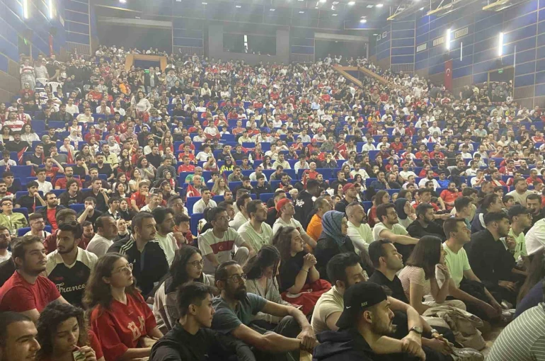 Milli maç heyecanı Ankara’da dev ekranda yaşandı