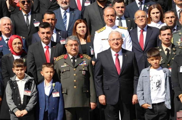 Milli Savunma Bakanı Güler: "PKK ve iktisatlı tüm gruplar yapılan çağrı ve alınan fesih kararı kapsamında derhal tüm terör faaliyetlerine son vermeli"