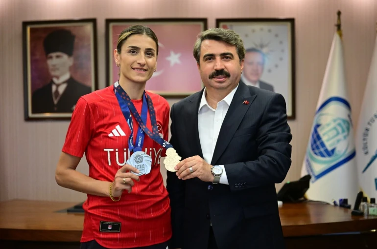 Milli tekvandocu Hatice Kübra İlgün, madalya sevincini yıldırım belediye başkanı oktay yılmaz’la paylaştı