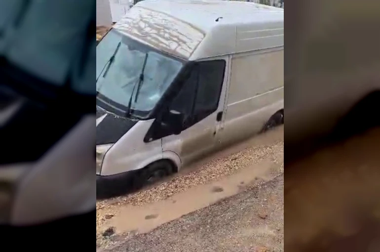 Minibüs çöken yolda mahsur kaldı