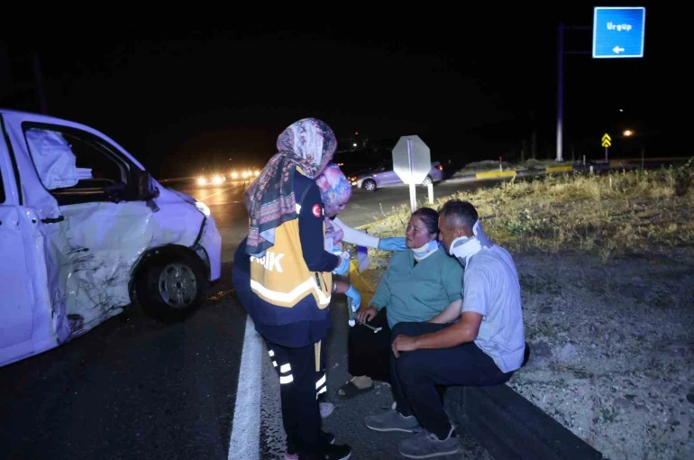Minibüs ile hafif ticari araç çarpıştı: 5 yaralı