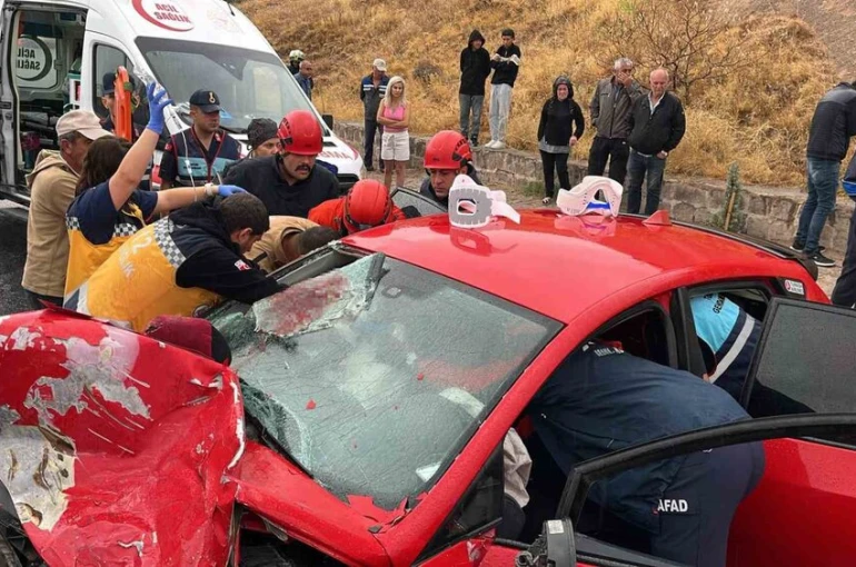 Minibüs ile otomobil kafa kafaya çarpıştı: 1’i ağır 6 yaralı