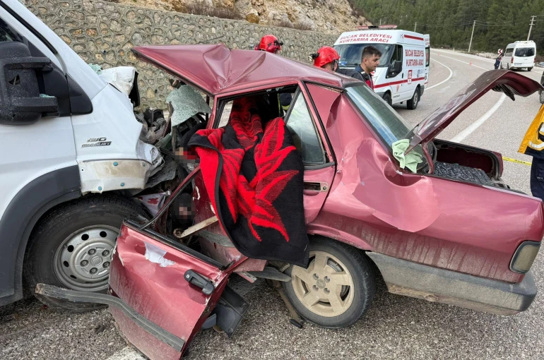 Minibüs ile otomobilin kafa kafaya çarpışmasıyla 2 kişi öldü, 4 kişi yaralandı