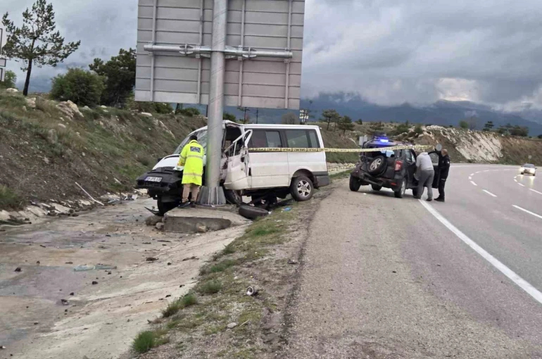 Minibüs önce otomobile sonra tabelaya çarptı: 1 ölü
