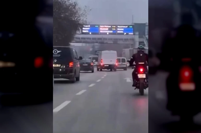 Minibüs sürücüsü makas atarak trafiği tehlikeye düşürdü