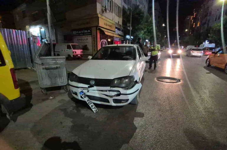 Minibüs sürücüsü para sayarken önündeki araca çarptı: 1’i çocuk 2 yaralı