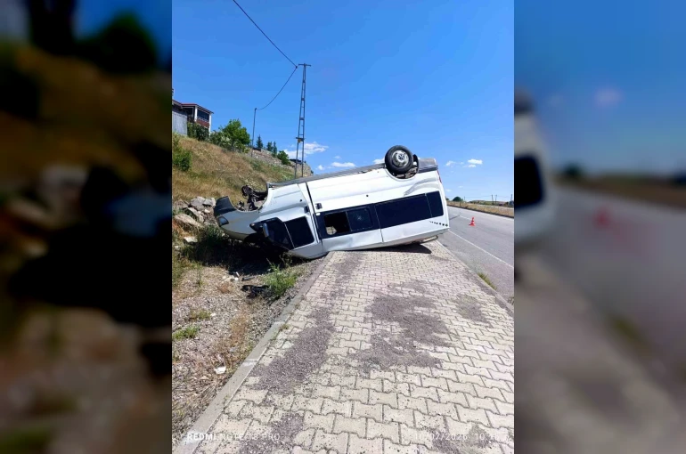 Minibüs takla attı: 1 yaralı