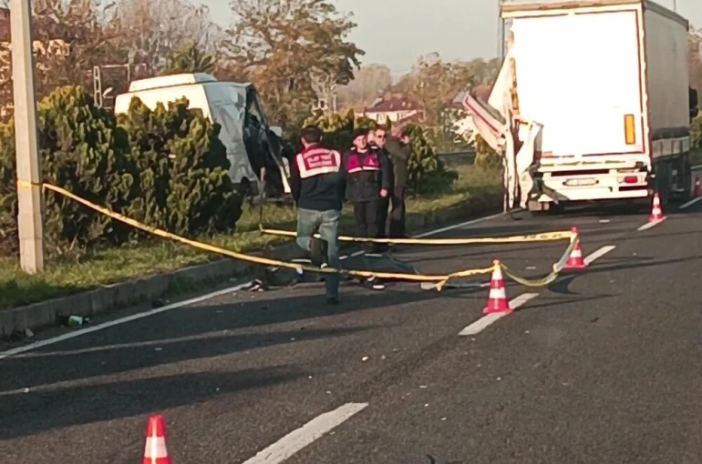 Minibüs, tırın römorkuna çarptı: 1 ölü, 2 yaralı