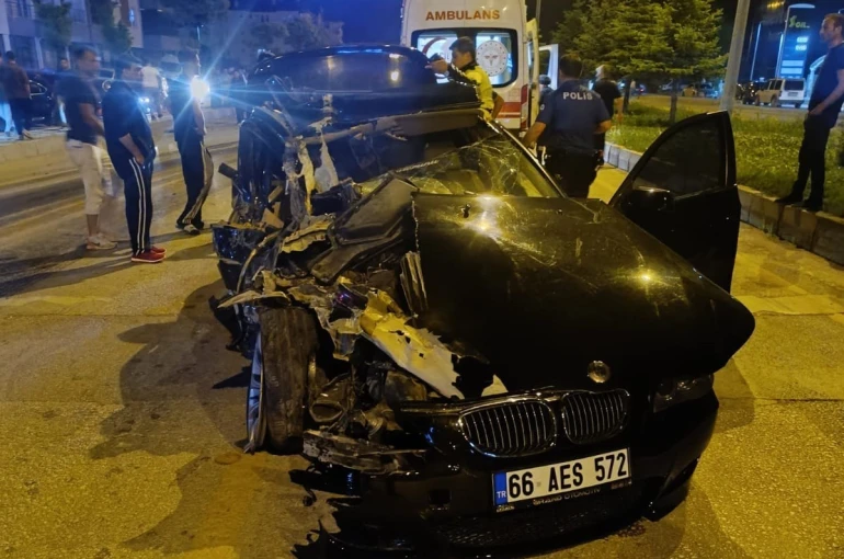 Minibüs ve otomobil çarpıştı: 2 kişi yaralandı