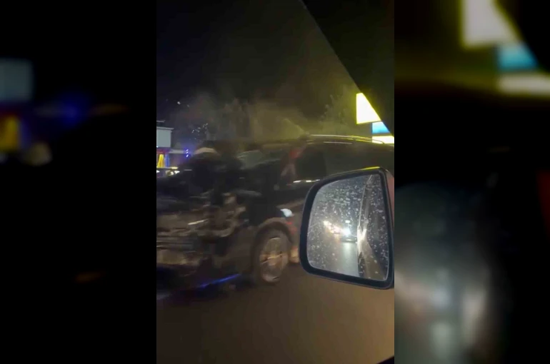 Minibüsle çarpışan motosikletli ağır yaralandı