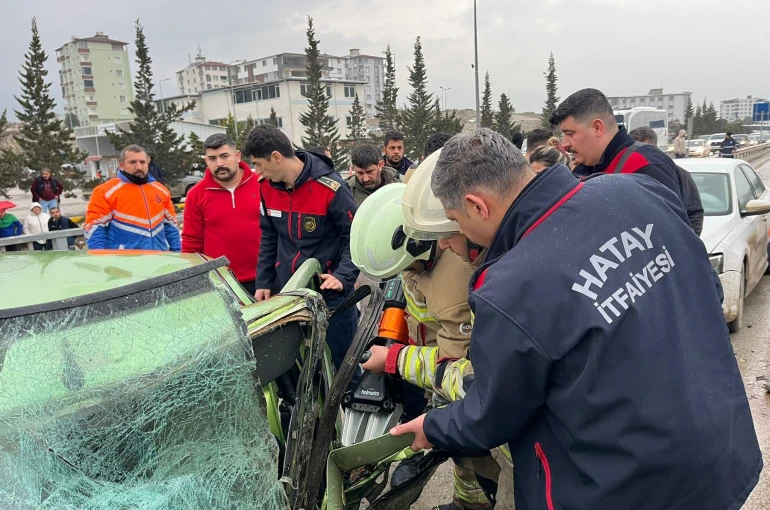 Minibüsle çarpışan otomobil hurdaya döndü: 1'i ağır 5 yaralı