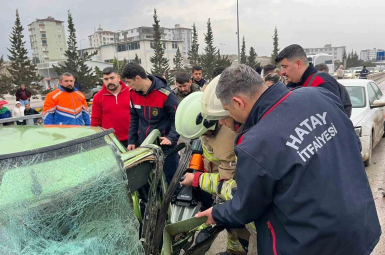 Minibüsle çarpışan otomobil hurdaya döndü: 1’i ağır 5 yaralı