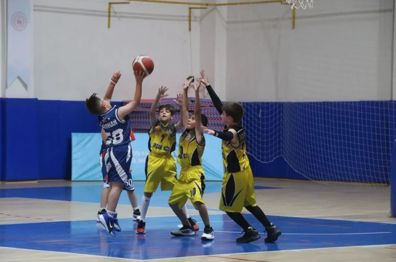 Minik basketbolcular kupalarına kavuştu