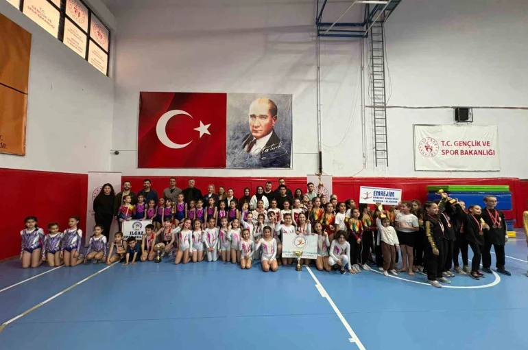 Minik cimnastikçilerden 23 Nisan için Alaşehir’de yarıştı