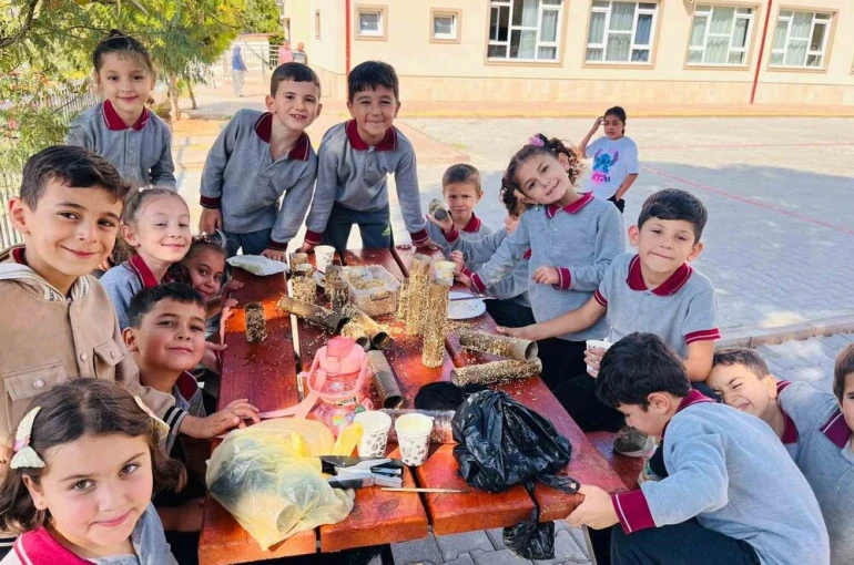 Minik ellerden sokak hayvanlarına sevgi dolu yiyecekler