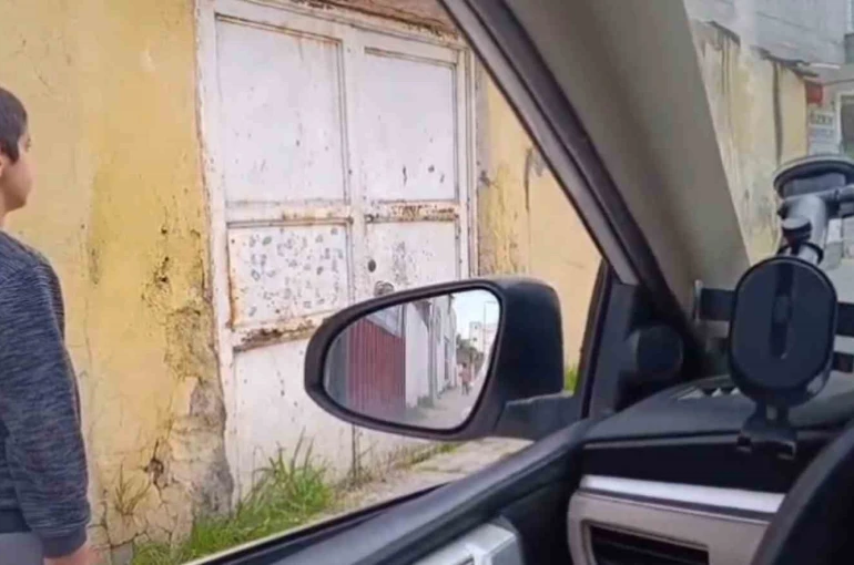 Minik Emre’nin İstiklal Marşı okunurken hazır ol duruşuna geçtiği anlar kameraya yansıdı