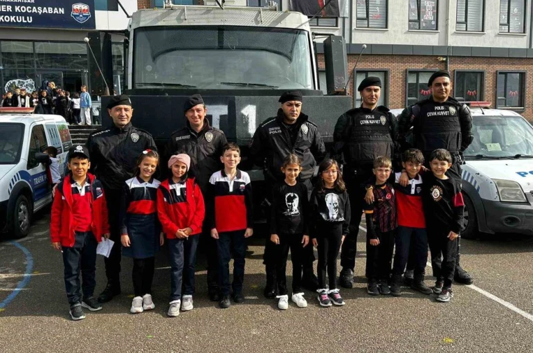 Minik kızın başkanlık vaadi protokol üyelerini harekete geçirdi