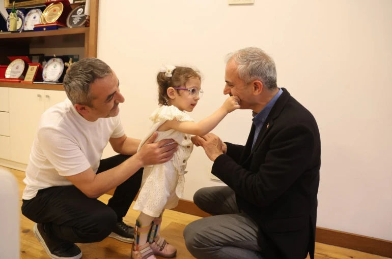 Minik Lina’nın tedavi yolculuğuna destek