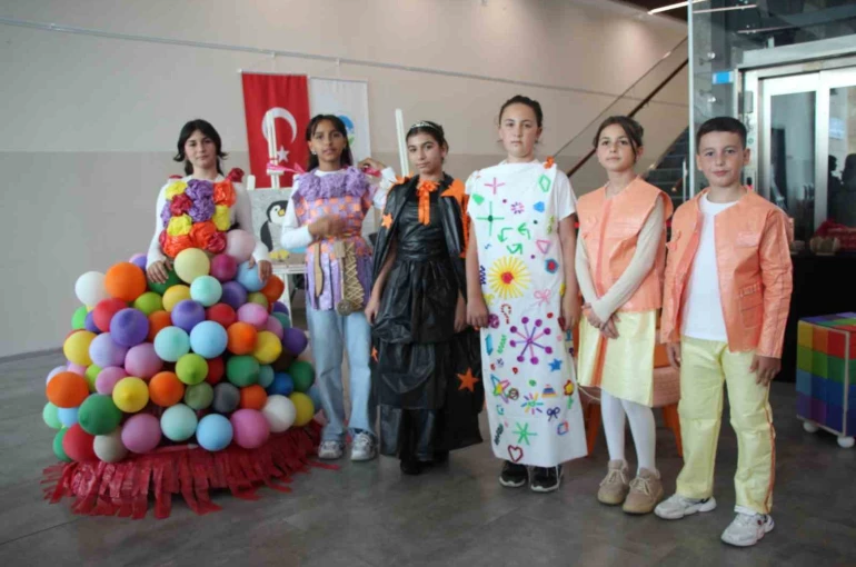 Minik öğrenciler, atıkları kıyafete ve sanat eserine dönüştürüp sergiledi