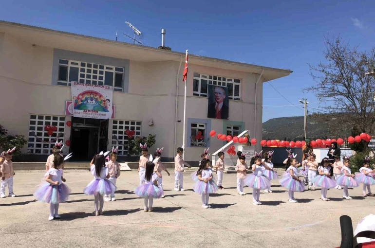 Minik öğrenciler ayakta alkışlandı