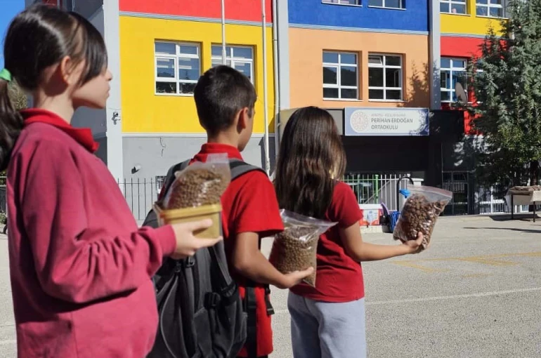Minik öğrencilerden doğaya ve hayvanlara anlamlı dokunuş