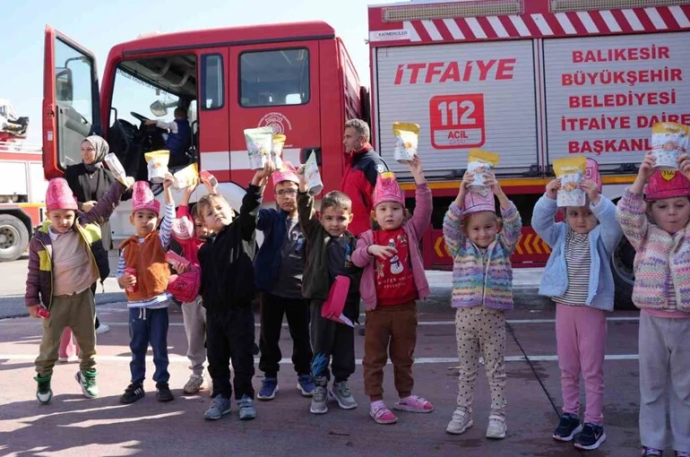 Minik öğrencilerden itfaiyecilere anlamlı ziyaret