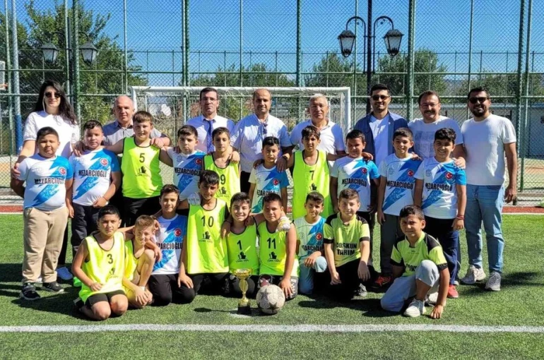 Minik sporculardan dostluk rüzgarı