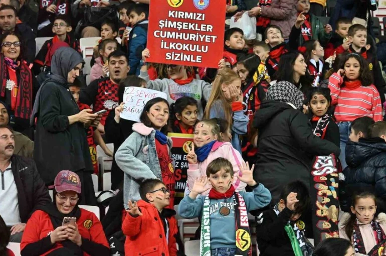 Minik taraftarlar "Kucak Dolusu Hayaller" ile tribünle buluştu