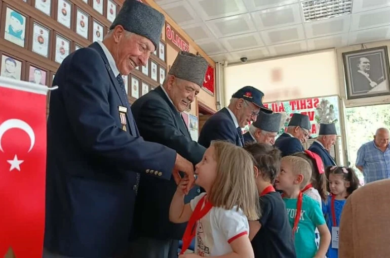 Minik yürekler, gazi dedelerini unutmadı