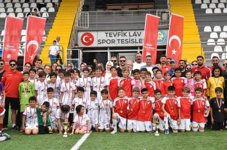 Minikler 19 Mayıs ruhunu sahaya taşıdı