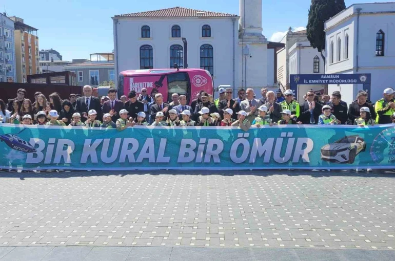 Minikler direksiyona geçti, vatandaşlar takla simülasyonunu deneyimledi