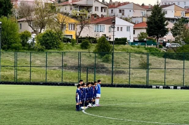 Minikler, hakemin kendilerine küfür ettiği iddiasıyla 1 dakika boyunca topa dokunmadı