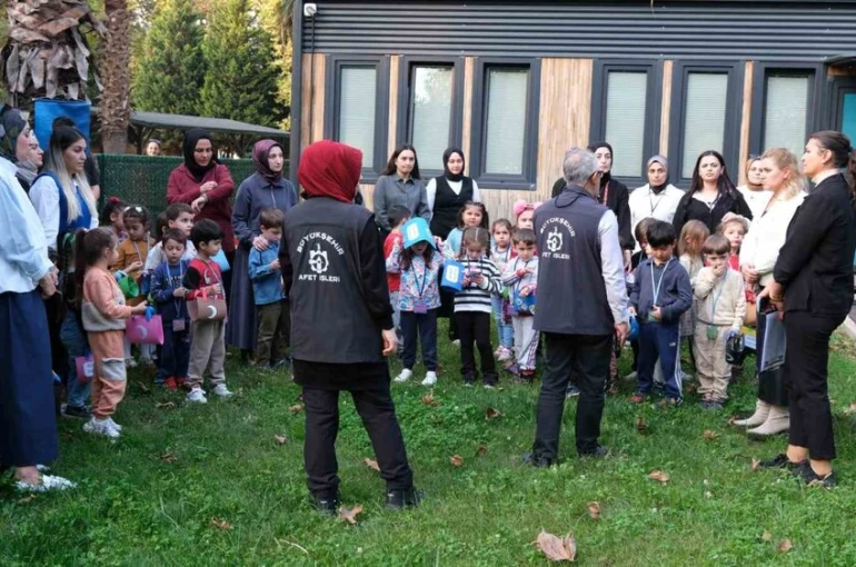 Minikler hem deprem çantası hazırladı hem "çök-kapan-tutun" yaptı