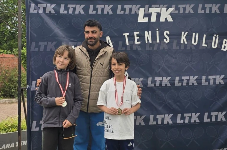 Minikler tenis turnuvasından başarılarla döndü 