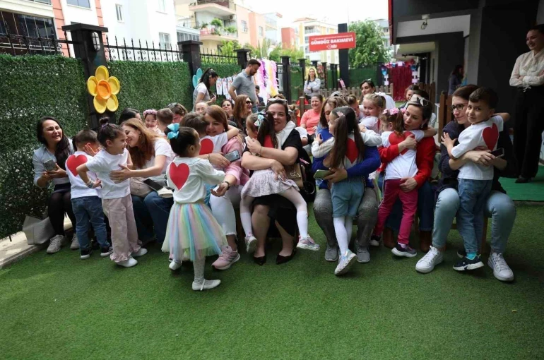 Miniklerden annelerine duygu dolu sürpriz