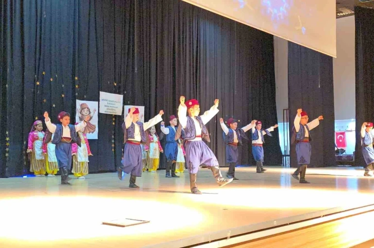 Miniklerin halk oyunları geceleri beğeni topladı